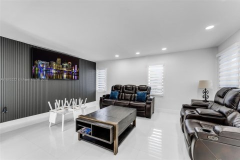 House in Miami, Florida 3 bedrooms, 154.59 sq.m. № 1930693 - photo 16