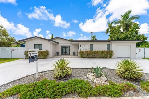 House in Miami, Florida 3 bedrooms, 154.59 sq.m. № 1930693 - photo 1