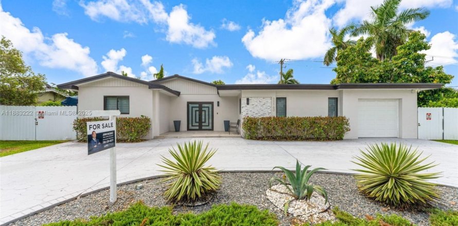 House in Miami, Florida 3 bedrooms, 154.59 sq.m. № 1930693