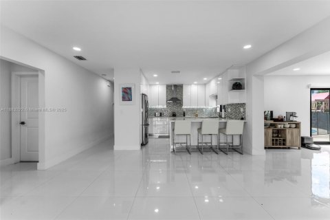 House in Miami, Florida 3 bedrooms, 154.59 sq.m. № 1930693 - photo 10