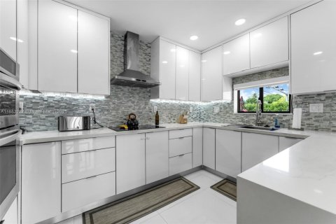 House in Miami, Florida 3 bedrooms, 154.59 sq.m. № 1930693 - photo 12