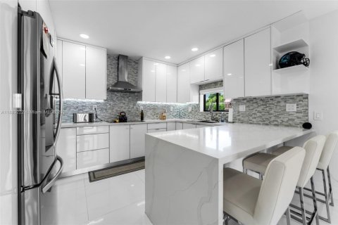 House in Miami, Florida 3 bedrooms, 154.59 sq.m. № 1930693 - photo 9