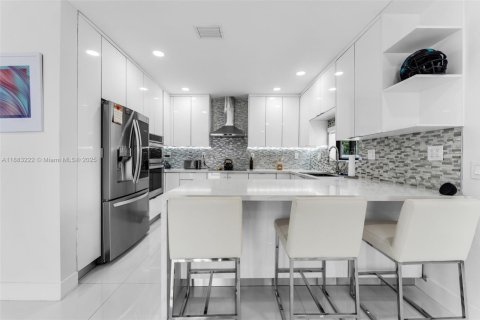 House in Miami, Florida 3 bedrooms, 154.59 sq.m. № 1930693 - photo 11