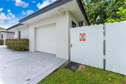 House in Miami, Florida 3 bedrooms, 154.59 sq.m. № 1930693 - photo 2