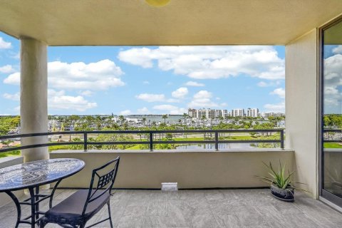 Condo in Sarasota, Florida, 2 bedrooms № 2112683 - photo 9