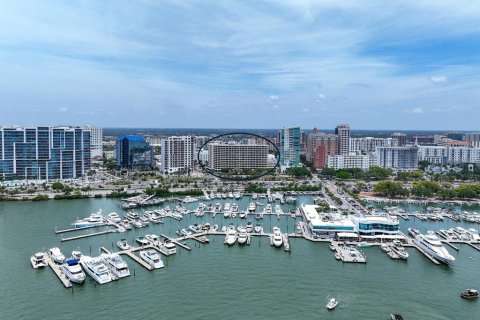 Condo in Sarasota, Florida, 2 bedrooms № 2112683 - photo 2