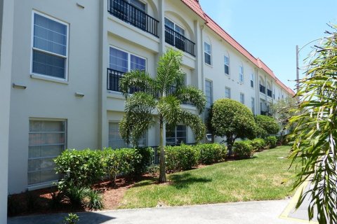 Condominio en Dunedin, Florida, 2 dormitorios  № 2233209