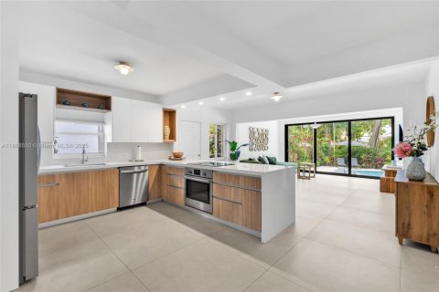 Снять в аренду виллу или дом в Майами, Флорида 4 спальни, 165.27м2, № 1941593 - фото 9