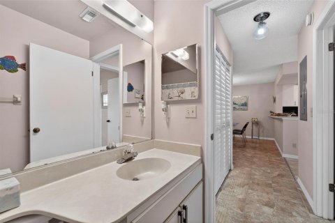 Condo in Sun City Center, Florida, 2 bedrooms  № 2098280 - photo 22