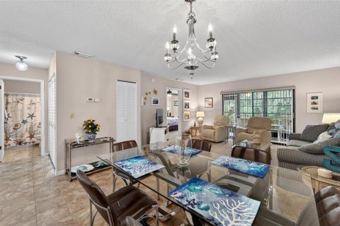 Condo in Sun City Center, Florida, 2 bedrooms  № 2098280 - photo 17