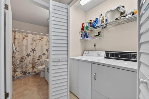 Condo in Sun City Center, Florida, 2 bedrooms  № 2098280 - photo 24