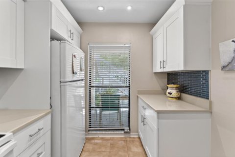 Condo in Sun City Center, Florida, 2 bedrooms  № 2098280 - photo 11
