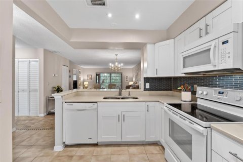 Condo in Sun City Center, Florida, 2 bedrooms  № 2098280 - photo 13