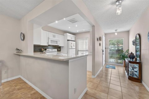 Condo in Sun City Center, Florida, 2 bedrooms  № 2098280 - photo 8