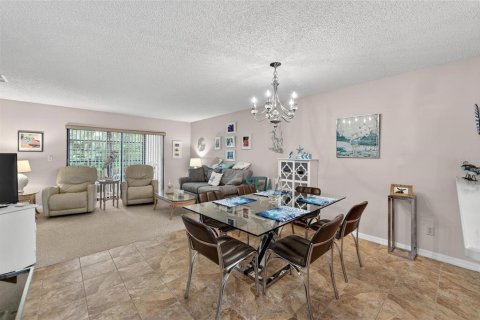 Condo in Sun City Center, Florida, 2 bedrooms  № 2098280 - photo 15