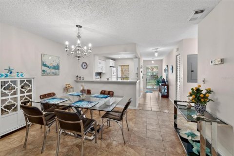 Condo in Sun City Center, Florida, 2 bedrooms  № 2098280 - photo 16