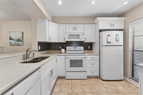 Condo in Sun City Center, Florida, 2 bedrooms  № 2098280 - photo 9