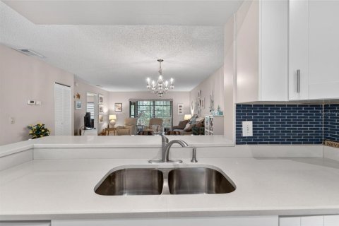 Condo in Sun City Center, Florida, 2 bedrooms  № 2098280 - photo 14