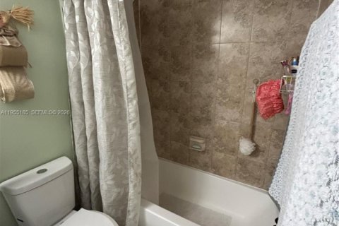 Condo in Pembroke Pines, Florida, 2 bedrooms № 2153392 - photo 16