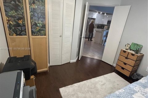 Condo in Pembroke Pines, Florida, 2 bedrooms № 2153392 - photo 9