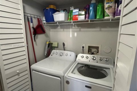 Condo in Pembroke Pines, Florida, 2 bedrooms № 2153392 - photo 12