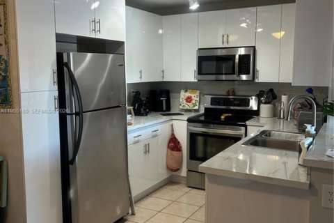 Condo in Pembroke Pines, Florida, 2 bedrooms № 2153392 - photo 1