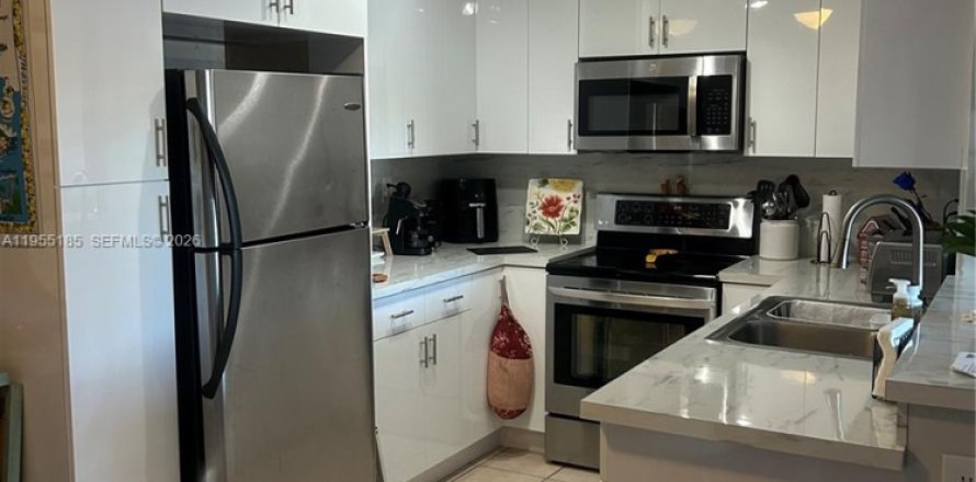 Condo in Pembroke Pines, Florida, 2 bedrooms № 2153392