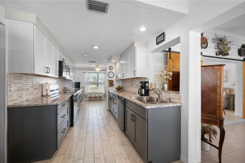 House in Port Charlotte, Florida 2 bedrooms, 148.64 sq.m. № 1584774 - photo 14