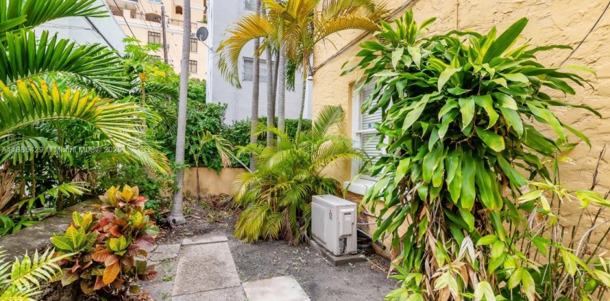 Studio in the Condo in Coral Gables, Florida  № 1931666