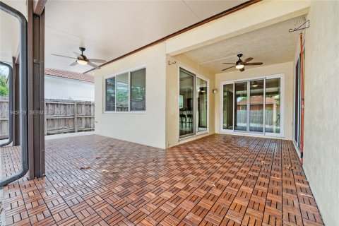 House in Miami, Florida 4 bedrooms, 192.12 sq.m. № 2001903 - photo 16