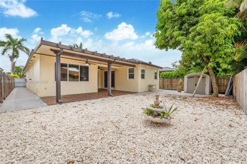 House in Miami, Florida 4 bedrooms, 192.12 sq.m. № 2001903 - photo 17