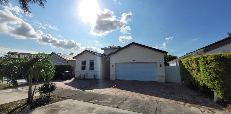 House in Miami, Florida 4 bedrooms, 192.12 sq.m. № 2001903