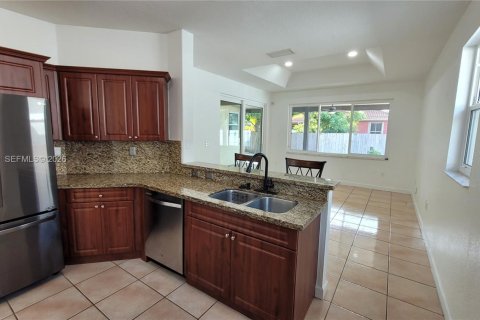 House in Miami, Florida 4 bedrooms, 192.12 sq.m. № 2001903 - photo 3