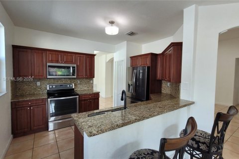 House in Miami, Florida 4 bedrooms, 192.12 sq.m. № 2001903 - photo 5
