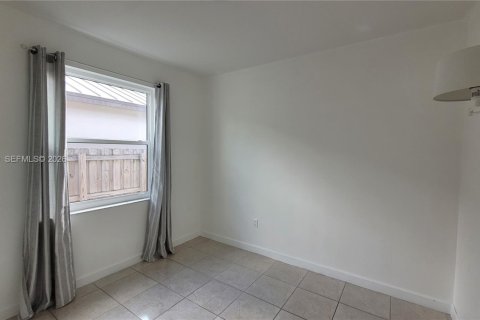 House in Miami, Florida 4 bedrooms, 192.12 sq.m. № 2001903 - photo 12