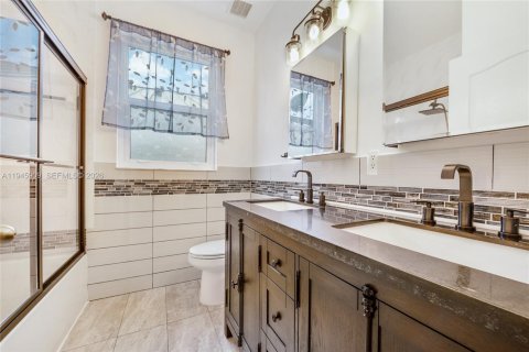 House in Miami, Florida 4 bedrooms, 192.12 sq.m. № 2001903 - photo 11