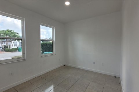 House in Miami, Florida 4 bedrooms, 192.12 sq.m. № 2001903 - photo 9