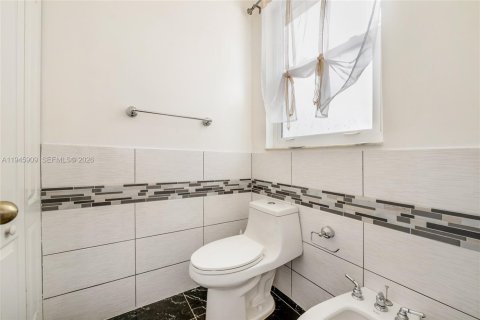 House in Miami, Florida 4 bedrooms, 192.12 sq.m. № 2001903 - photo 14