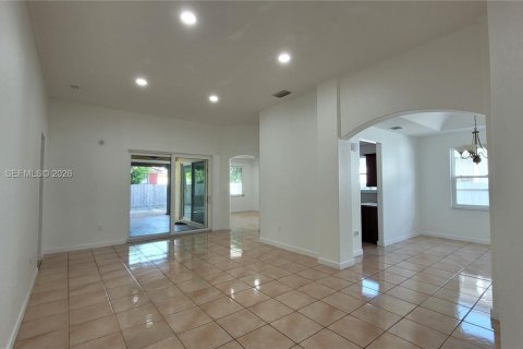 House in Miami, Florida 4 bedrooms, 192.12 sq.m. № 2001903 - photo 2