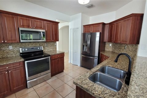 House in Miami, Florida 4 bedrooms, 192.12 sq.m. № 2001903 - photo 4
