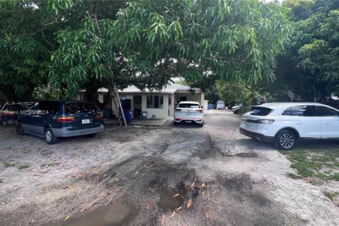 House in Opa-locka, Florida 2 bedrooms, 128.3 sq.m. № 1859845 - photo 3