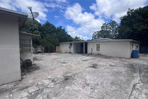House in Opa-locka, Florida 2 bedrooms, 128.3 sq.m. № 1859845 - photo 5