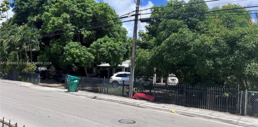 House in Opa-locka, Florida 2 bedrooms, 128.3 sq.m. № 1859845