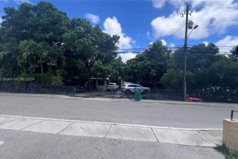 House in Opa-locka, Florida 2 bedrooms, 128.3 sq.m. № 1859845 - photo 2