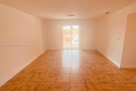 Copropriété à louer à Hialeah, Floride: 2 chambres, 92.72 m2 № 1946385 - photo 3