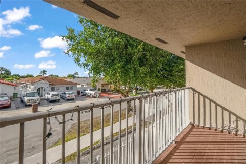 Copropriété à louer à Hialeah, Floride: 2 chambres, 92.72 m2 № 1946385 - photo 17