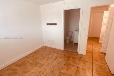 Copropriété à louer à Hialeah, Floride: 2 chambres, 92.72 m2 № 1946385 - photo 4