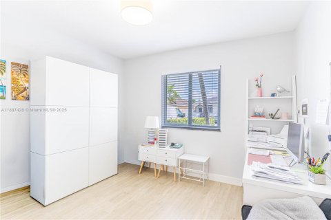 Villa ou maison à vendre à Miami, Floride: 3 chambres, 128.67 m2 № 1933047 - photo 22