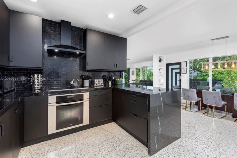 Villa ou maison à louer à Miami, Floride: 5 chambres, 219.99 m2 № 2295596 - photo 6