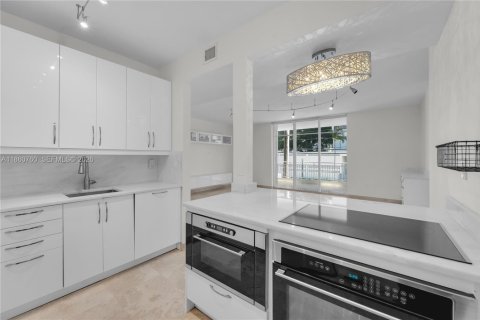 Condo in Miami Beach, Florida, 2 bedrooms № 2091212 - photo 13